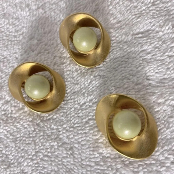 Vintage Brushed Gold Tone Clip On Earrings And Necklace Pendant Set - Picture 1 of 6